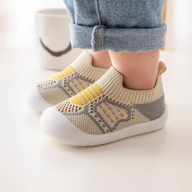 Sapatos de bebê antiderrapante respirável infantil berço meias com sola de borracha para crianças meninas meninos sapatos de malha chinelos de fundo macio